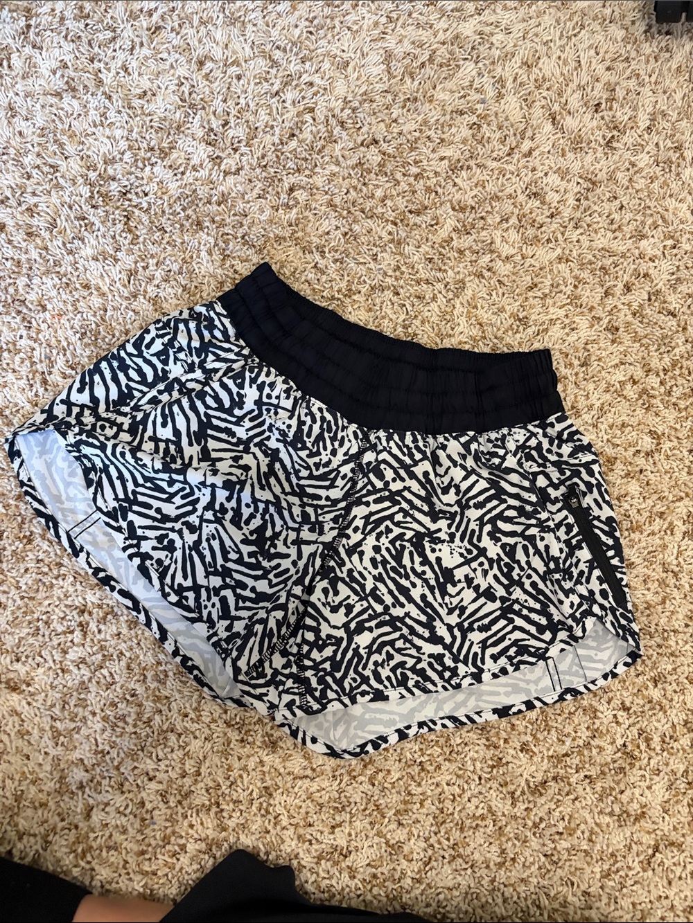 Lululemon Tracker Short III Women’s Sz 6